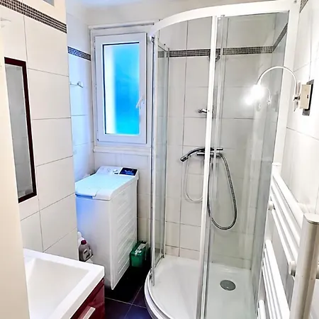 Apartment Spacious Family Nest With Balcony In