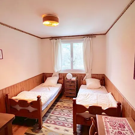 Spacious Family Nest With Balcony In Apartment *