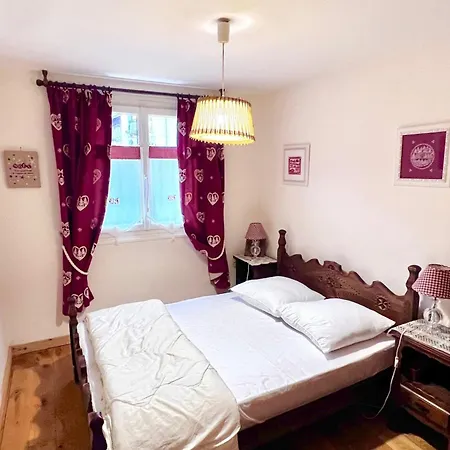 Spacious Family Nest With Balcony In Apartment *